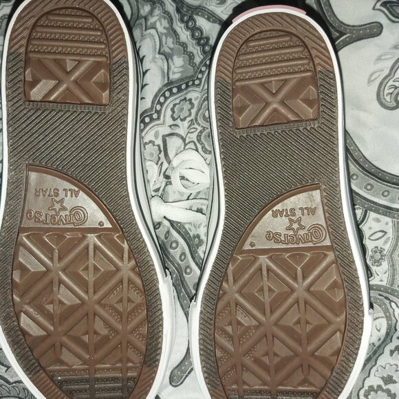 Brand new Casual canvas shoes with a light zip up hoodie. - Picture 3 of 4